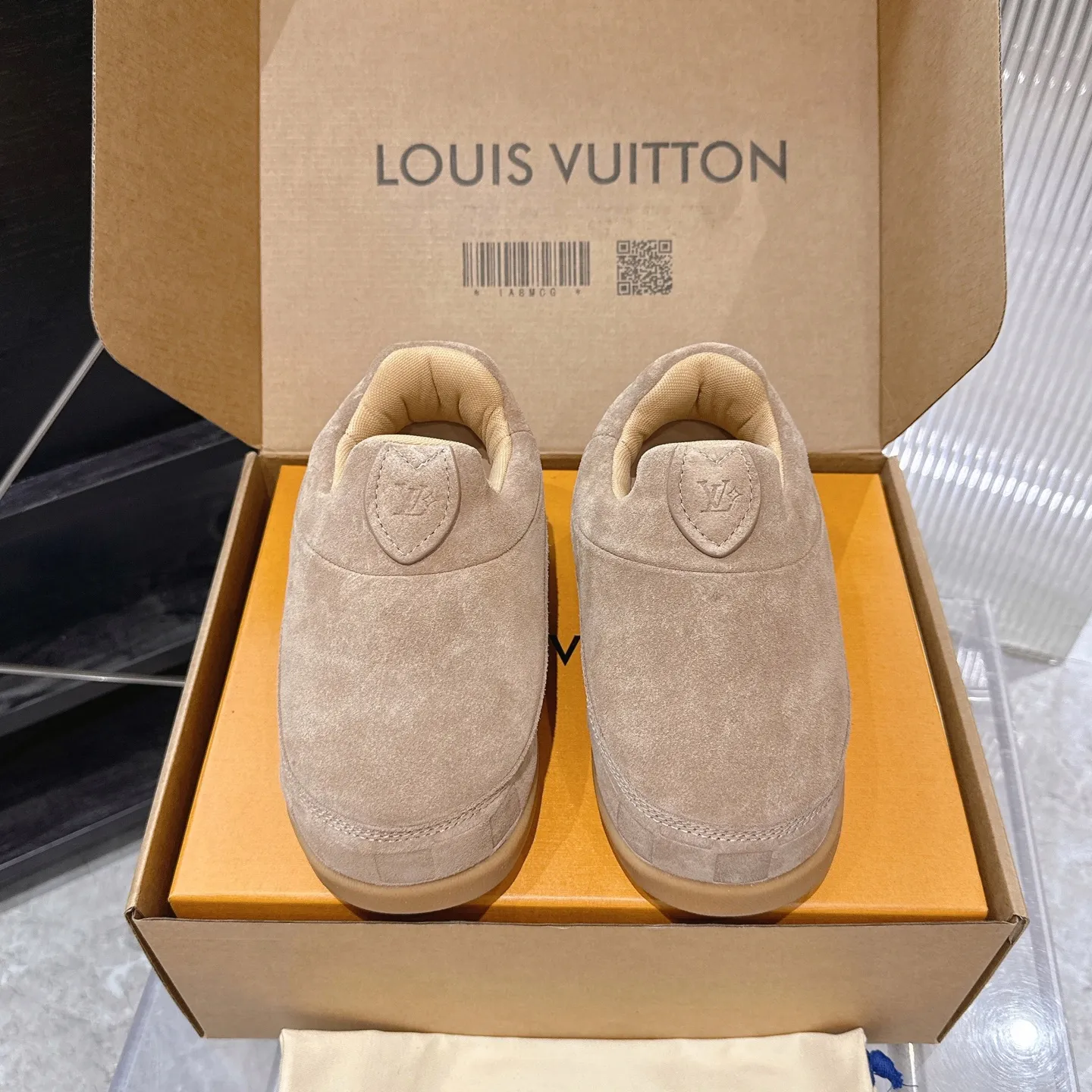 [L Family] P: 740💰 Couple model, size: women 35-41 (customized at 41 for women), 39-46 for men (customized at 45.46) The 2025 iteration of this Time Out sneaker, couple model, LV co-branded nigo, donkey brand, Louis Vuitton, ugly, cute😍Many Internet celebrities have shown off their feet, a classic and versatile item. Fabric: Imported high mercerized cow suede. Lining: high-grade elastic mesh, outsole: original molded outsole, palm print rubber outsole with hidden L letter and Monongram flower.